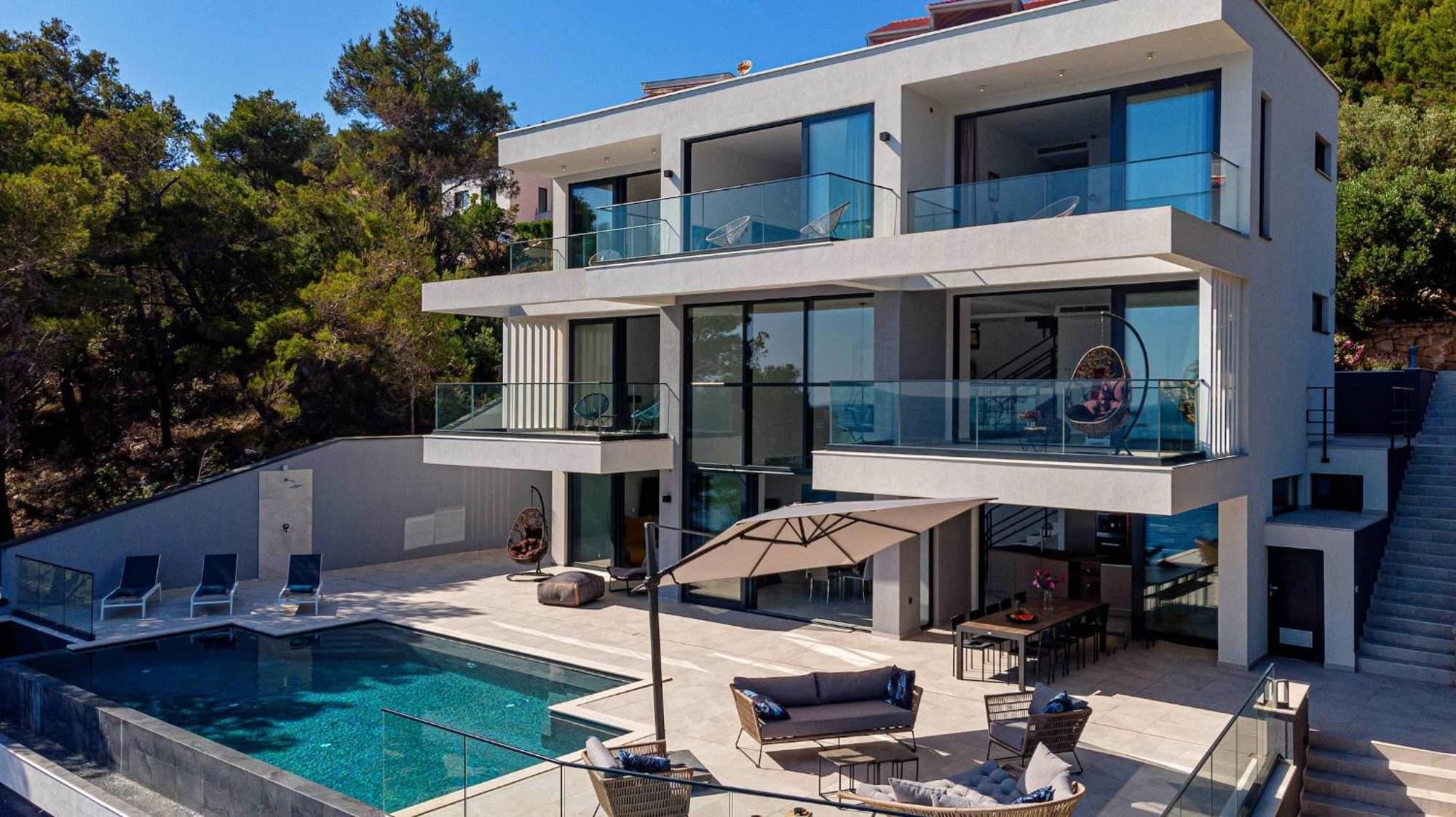 Designer Few Steps From Azure Blue Sea * Brna